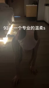 [原创] 调教08年嫩母狗之内裤套爬行吃鸡，完整版主页，