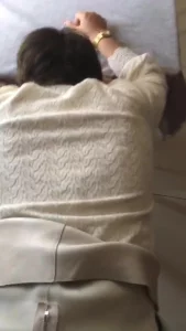 偷情短发熟女 衣服都没脱 按在沙发内射